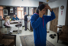 مریم در حال صحبت با همکلاسی خود درباره درس و دانشگاه است.